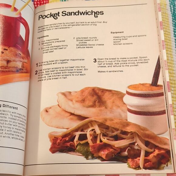Vintage 70s Better Homes and gardens New Junior cookbook - Picture 7 of 7